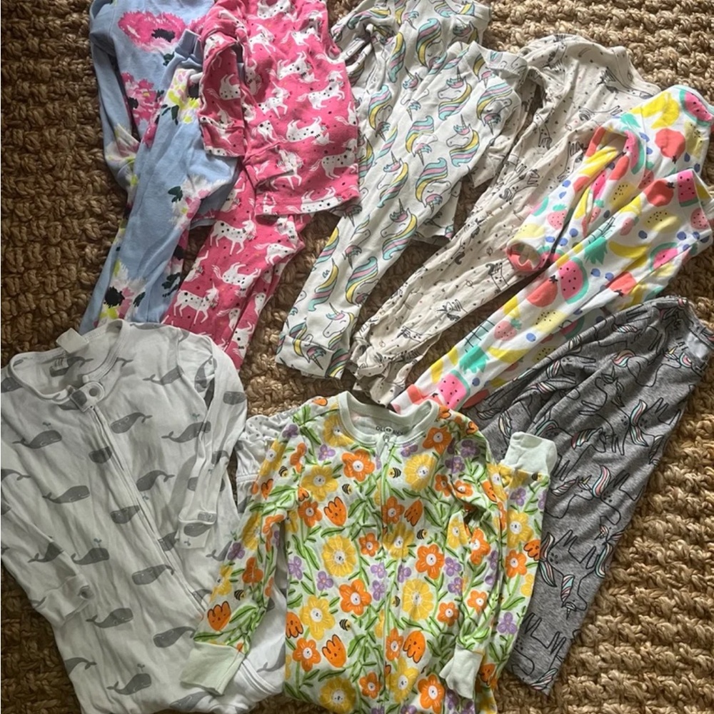 GAP and OLD NAVY TODDLER PAJAMA BUNDLE IN 2T